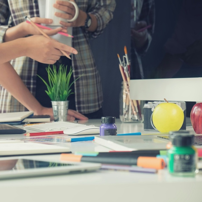 Kreative Arbeitsmaterialien und Austausch in einem flexibel gestalteten Bildungsraum