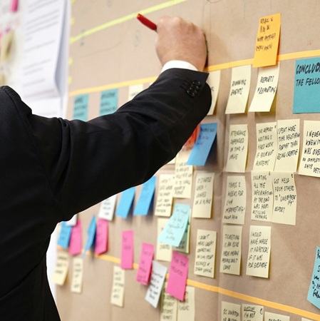 Büroraum Gestaltung Projektort – ergonomische Arbeitsplätze & offener Begegnungsbereich