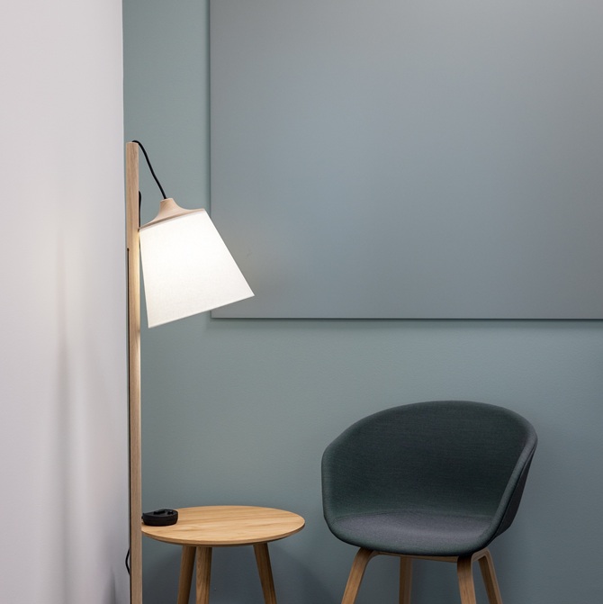 Innenarchitektur Fokusraum – natürlicher Materialmix mit warmen Holztönen