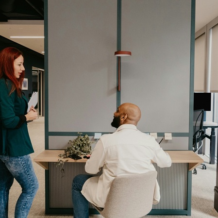 Büroraum Gestaltung Projektort – ergonomische Arbeitsplätze & offener Begegnungsbereich