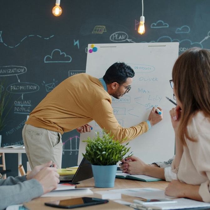 Kollaboratives Lernen in einem flexibel gestalteten Bildungsraum mit Whiteboard und Workshop-Setup