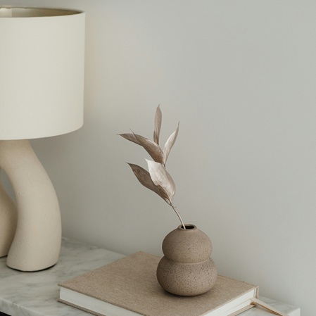 Detailstyling in der Wohnraumgestaltung – moderne Einrichtungselemente und natürliche Materialien, Kala Interiors Ostschweiz.