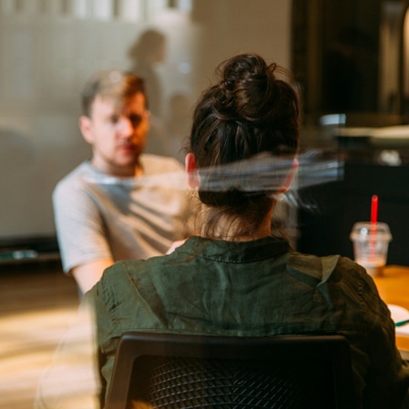 Beratungsgespräch zur Wohnraumgestaltung bei Kala Interiors in St. Gallen – gemeinsame Analyse von Raumwünschen und Bedürfnissen.